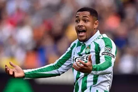 "نسى جواز سفره".. فيتور روكي تخلف عن بعثة بيتيس المتجهة إلى المطار